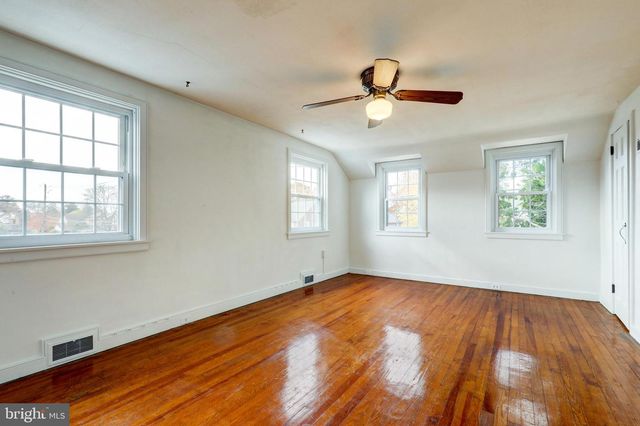 148 E BROAD ST, New Holland, PA 17557