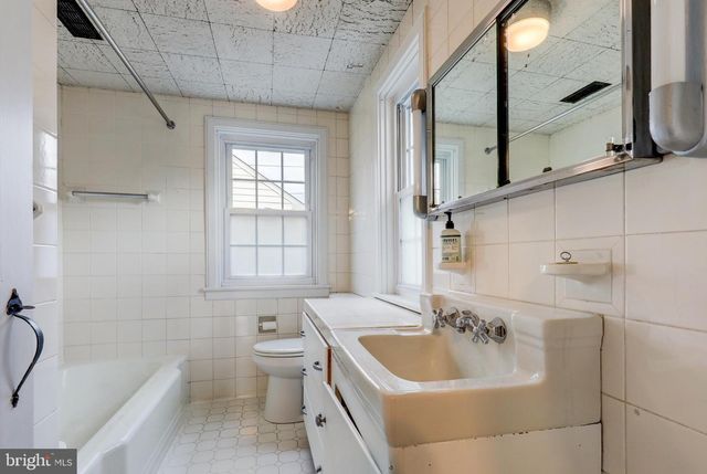 148 E BROAD ST, New Holland, PA 17557