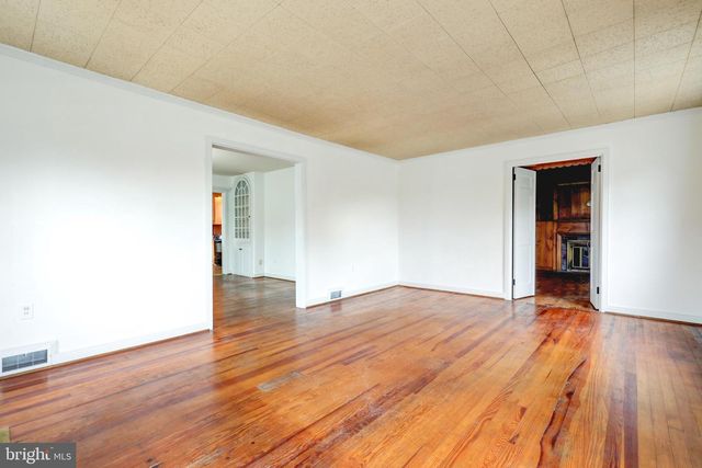 148 E BROAD ST, New Holland, PA 17557