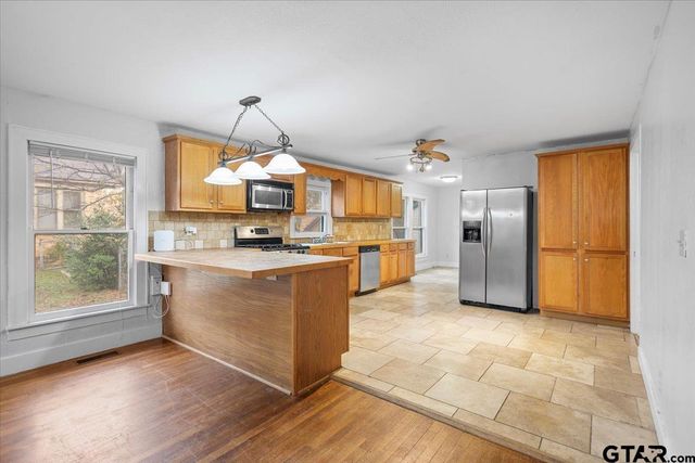 832 S Bois D arc, Tyler, TX 75701