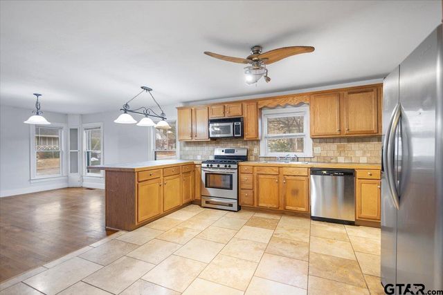 832 S Bois D arc, Tyler, TX 75701