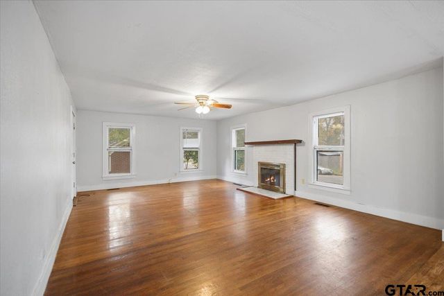 832 S Bois D arc, Tyler, TX 75701