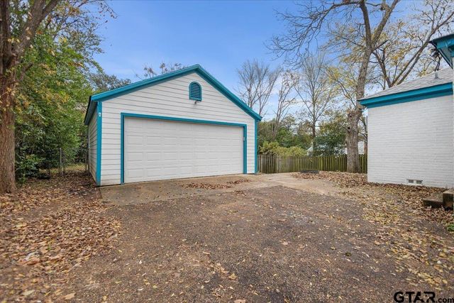832 S Bois D arc, Tyler, TX 75701