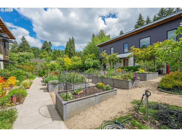 2847 FRIENDLY St, Eugene, OR 97405