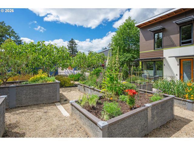 2847 FRIENDLY St, Eugene, OR 97405