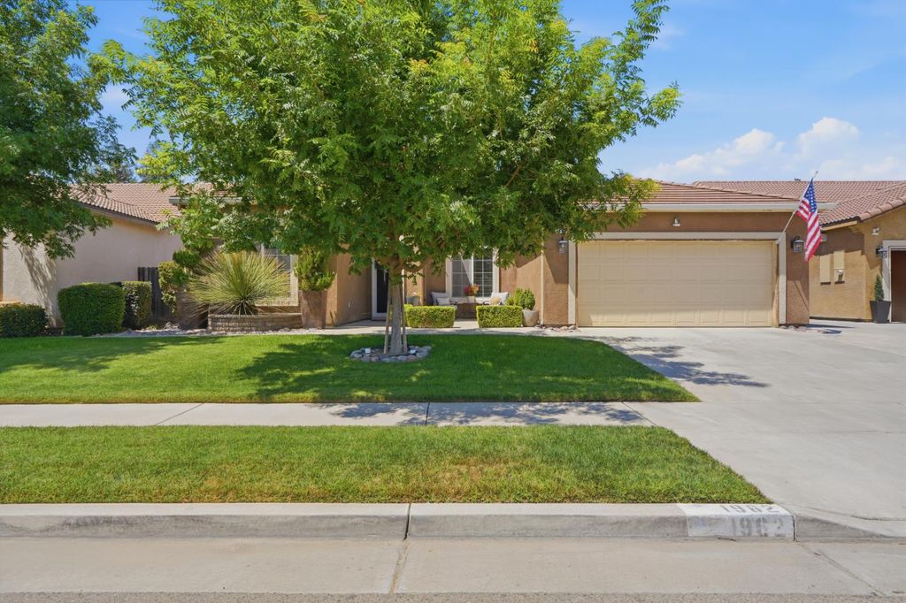 Image 2 of property listing at 1962 Iacovetti, Tulare, CA 93274