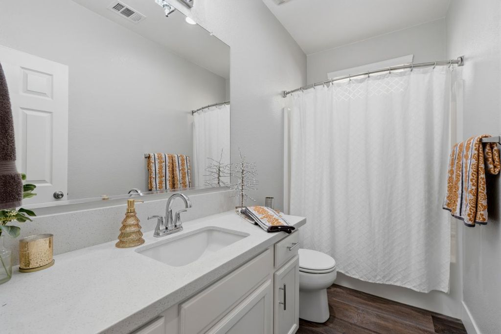 Image 37 of property listing at 1962 Iacovetti, Tulare, CA 93274