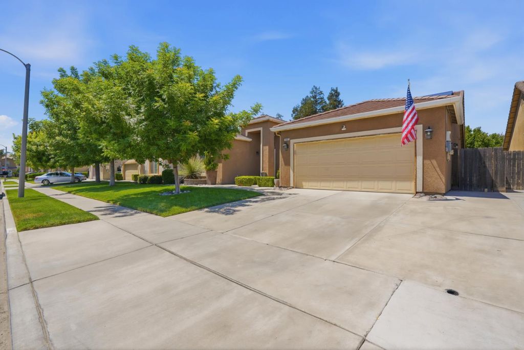 Image 4 of property listing at 1962 Iacovetti, Tulare, CA 93274