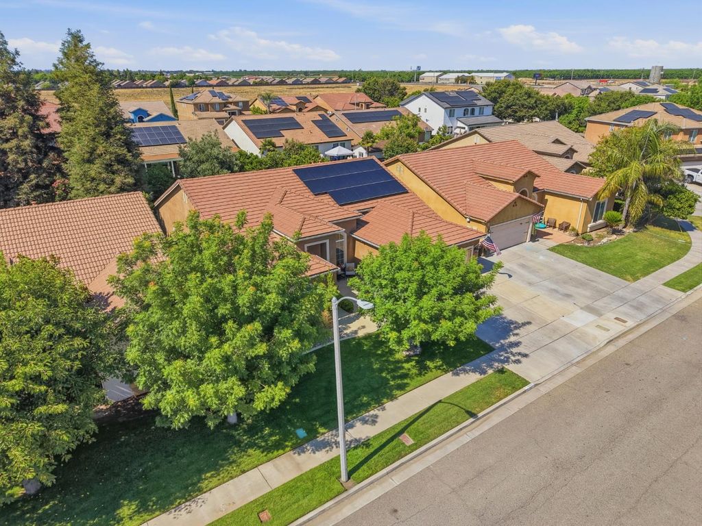 Image 6 of property listing at 1962 Iacovetti, Tulare, CA 93274