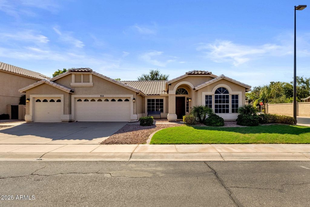 910 S PARADISE Drive, Gilbert, AZ 85233 — photo 2