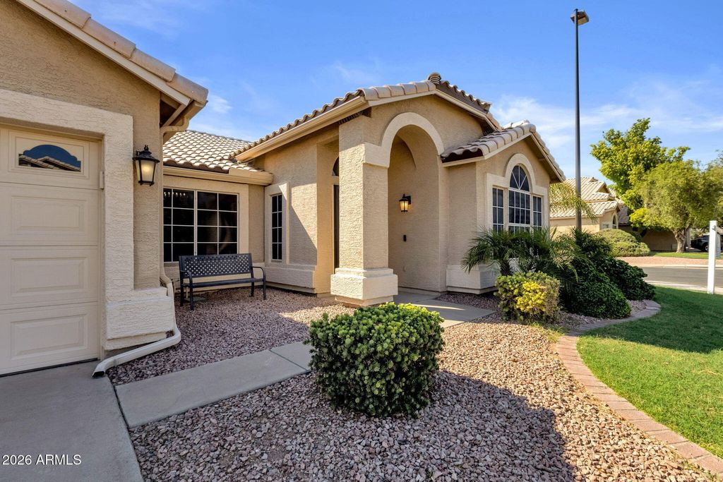 910 S PARADISE Drive, Gilbert, AZ 85233 — photo 4