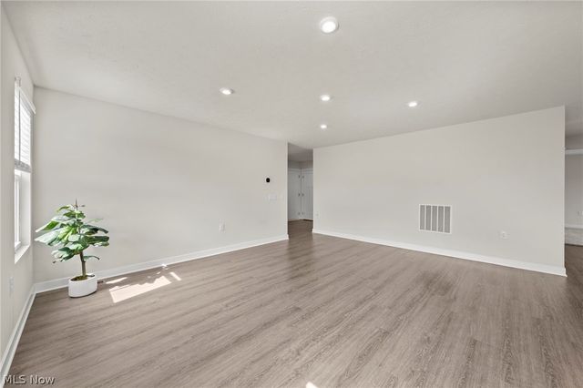 3700 Strawboard Avenue, Norton, OH 44203