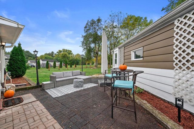 7271 S 35th STREET, Franklin, WI 53132