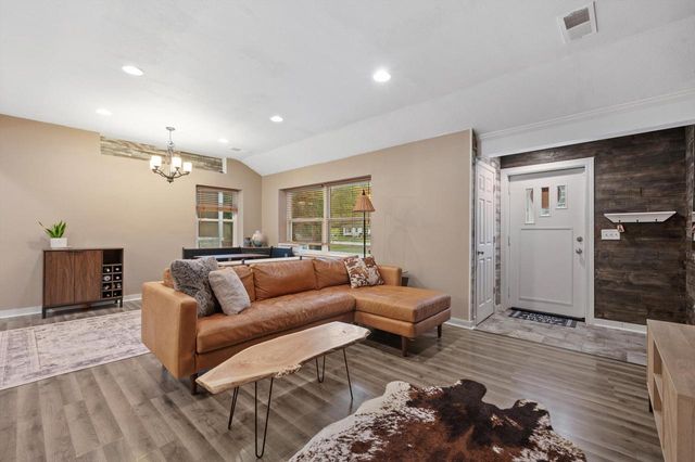 7271 S 35th STREET, Franklin, WI 53132