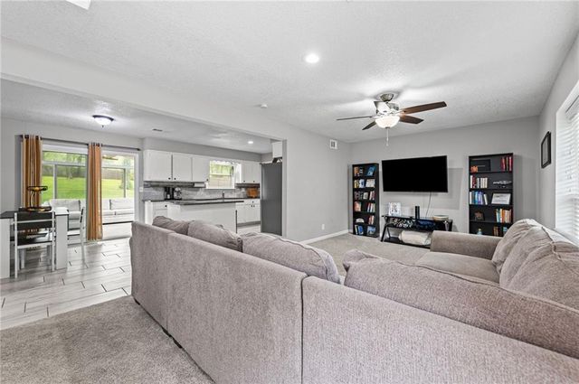 18996 Lowell Avenue, Stilwell, KS 66085