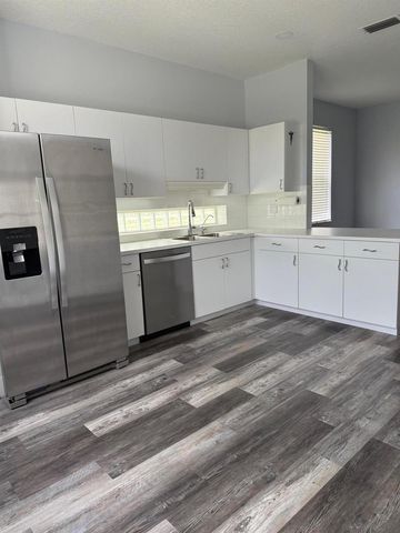 822 NW Sorrento Lane, Port St. Lucie, FL 34986