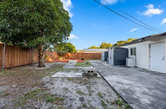 561 NE 61st St, Oakland Park, FL 33334