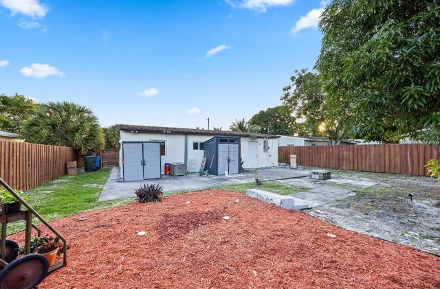 561 NE 61st St, Oakland Park, FL 33334