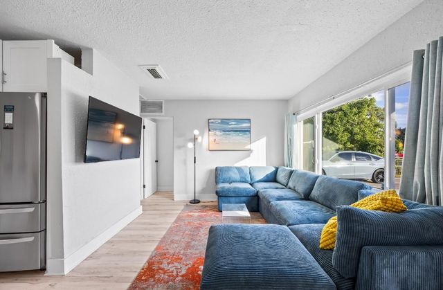 561 NE 61st St, Oakland Park, FL 33334