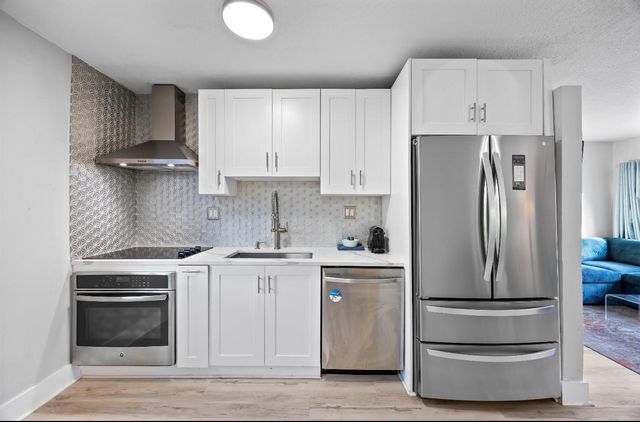 561 NE 61st St, Oakland Park, FL 33334