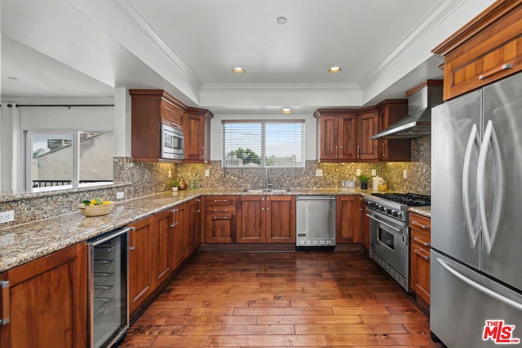 Image 12 of property listing at 1878 Greenfield Avenue PH5, Los Angeles, CA 90025