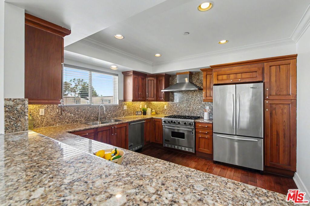 Image 14 of property listing at 1878 Greenfield Avenue PH5, Los Angeles, CA 90025