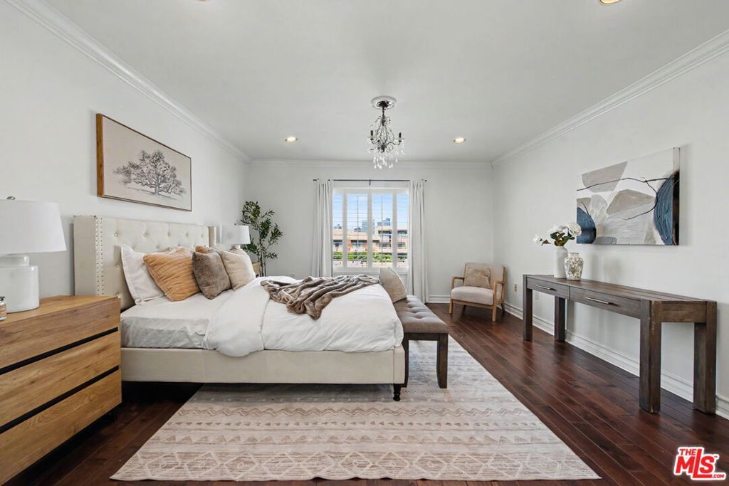 Image 16 of property listing at 1878 Greenfield Avenue PH5, Los Angeles, CA 90025