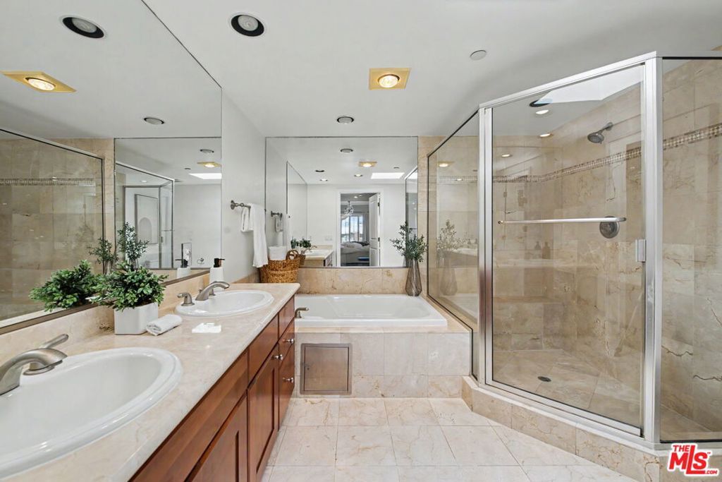 Image 19 of property listing at 1878 Greenfield Avenue PH5, Los Angeles, CA 90025