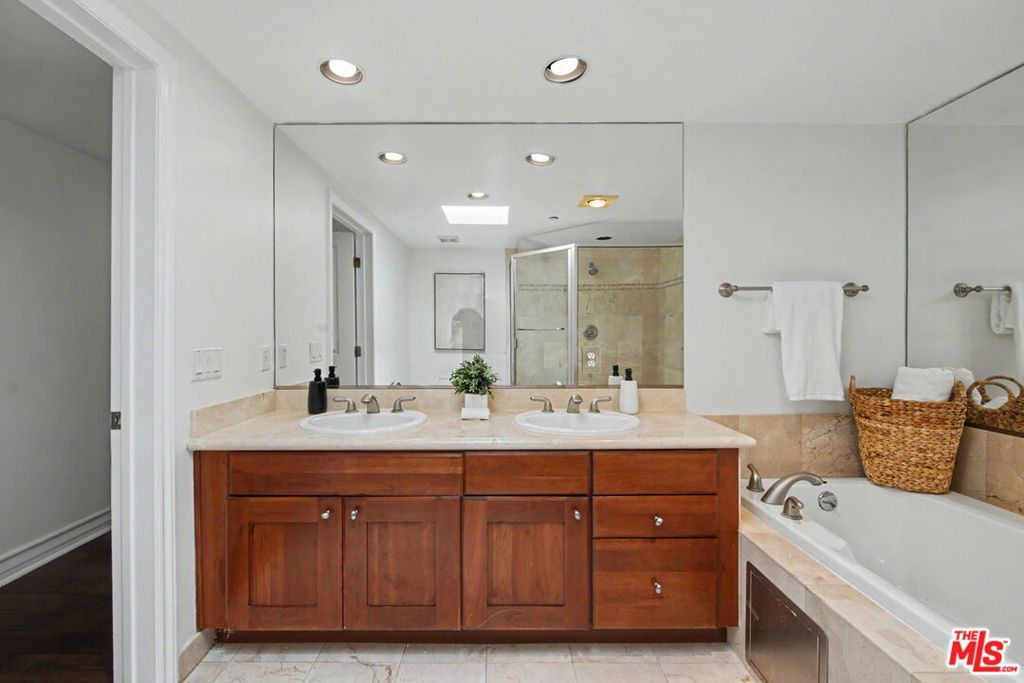 Image 20 of property listing at 1878 Greenfield Avenue PH5, Los Angeles, CA 90025