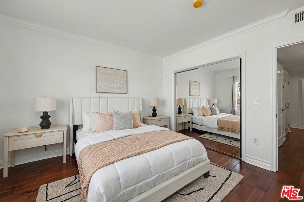 Image 22 of property listing at 1878 Greenfield Avenue PH5, Los Angeles, CA 90025