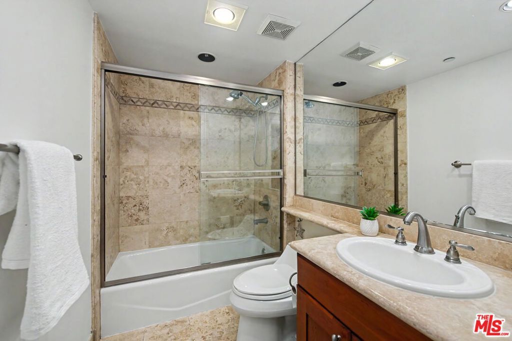 Image 23 of property listing at 1878 Greenfield Avenue PH5, Los Angeles, CA 90025
