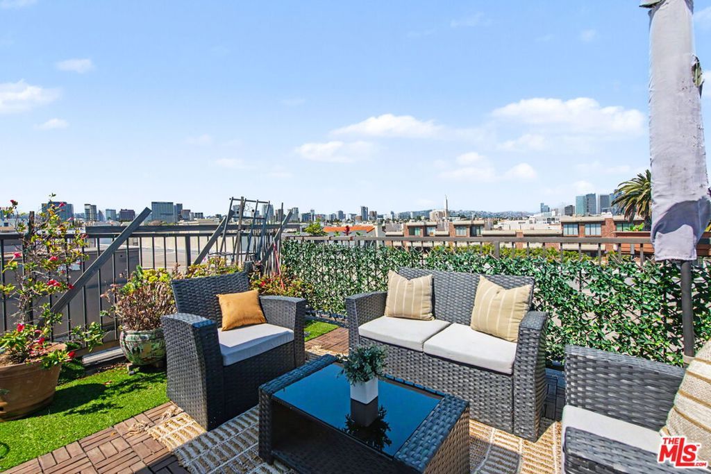 Image 26 of property listing at 1878 Greenfield Avenue PH5, Los Angeles, CA 90025