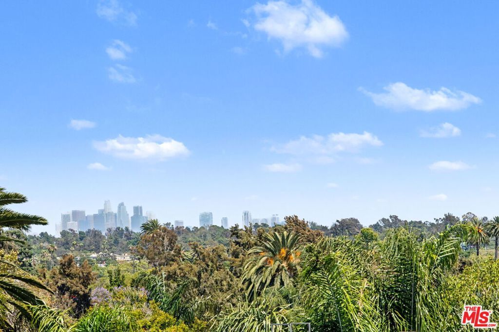 Image 27 of property listing at 1878 Greenfield Avenue PH5, Los Angeles, CA 90025
