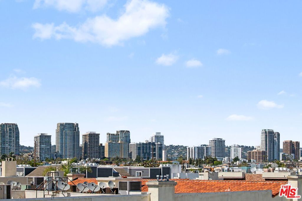 Image 28 of property listing at 1878 Greenfield Avenue PH5, Los Angeles, CA 90025