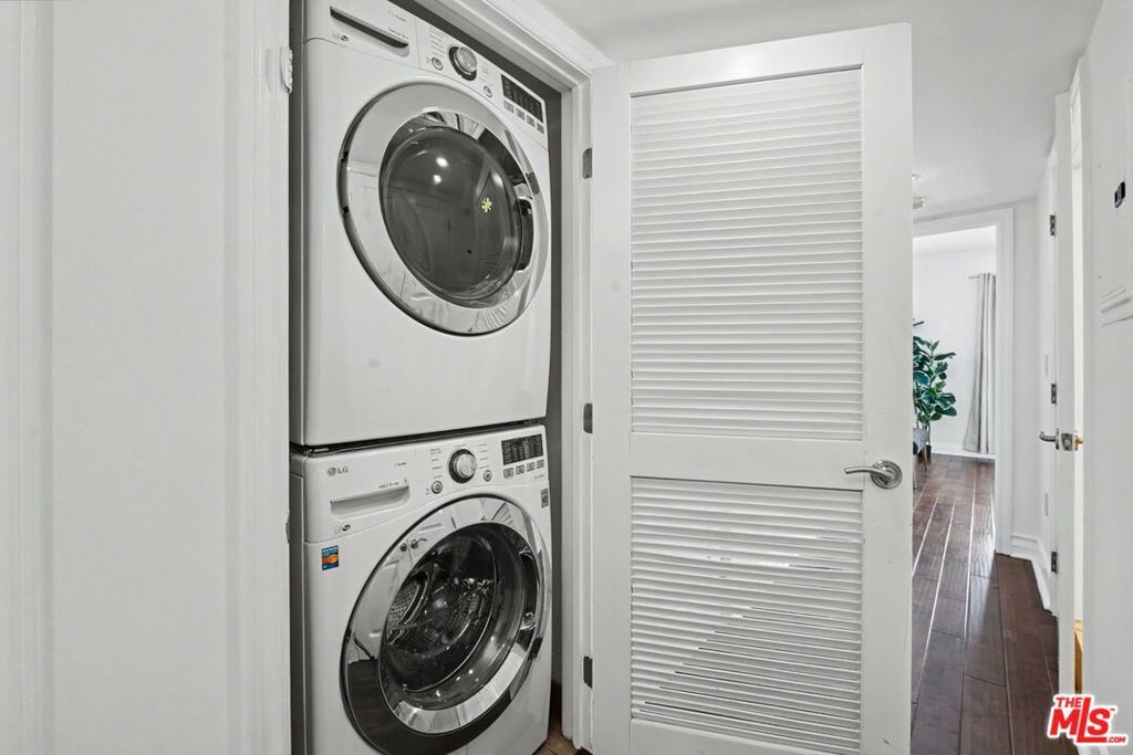 Image 30 of property listing at 1878 Greenfield Avenue PH5, Los Angeles, CA 90025