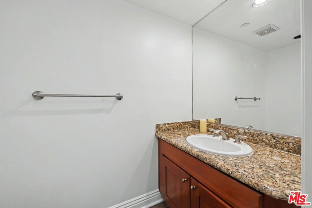 Image 31 of property listing at 1878 Greenfield Avenue PH5, Los Angeles, CA 90025