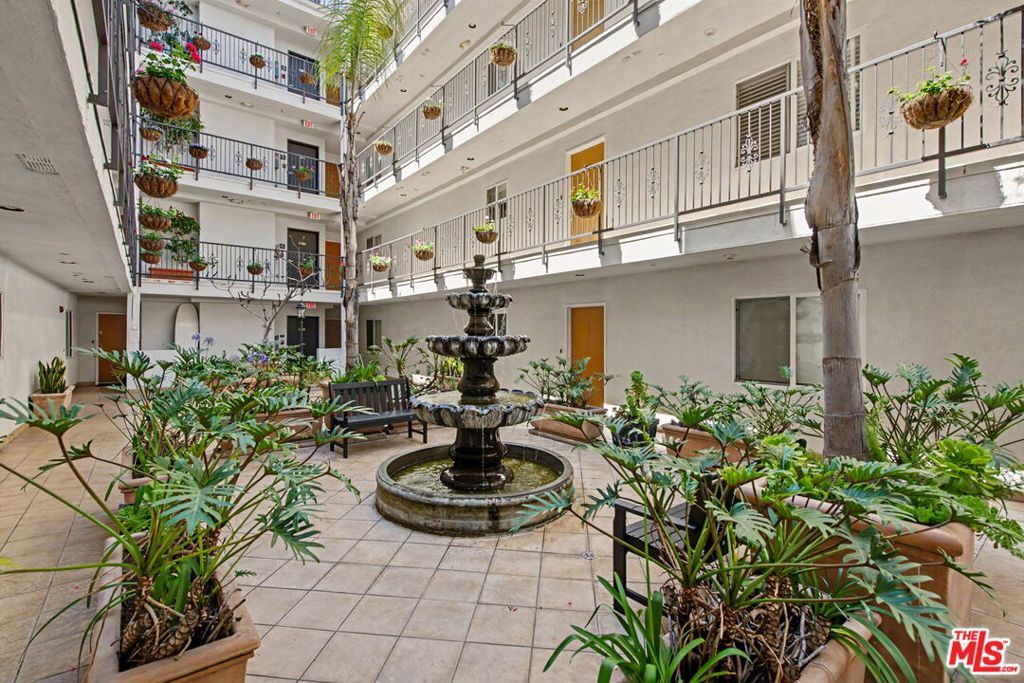 Image 32 of property listing at 1878 Greenfield Avenue PH5, Los Angeles, CA 90025