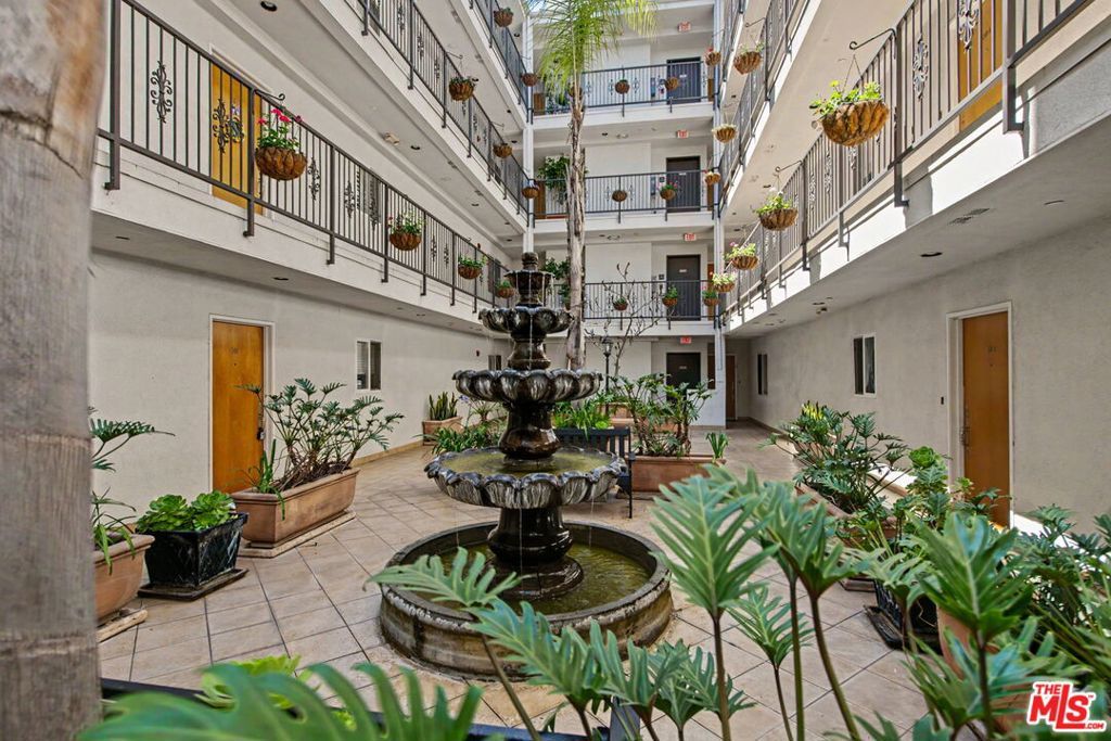 Image 33 of property listing at 1878 Greenfield Avenue PH5, Los Angeles, CA 90025