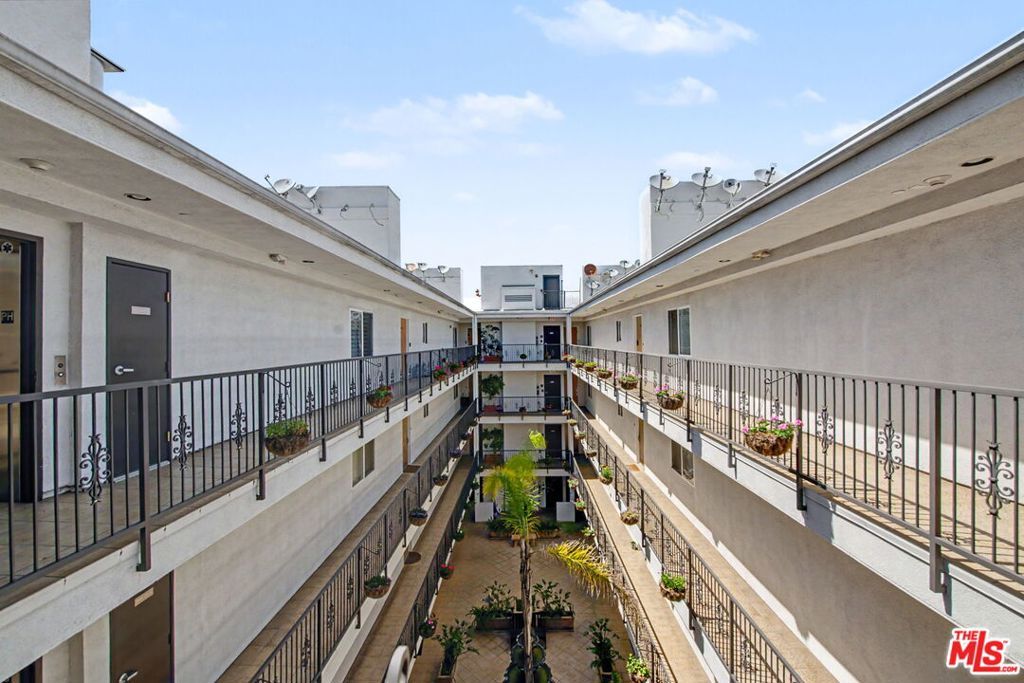 Image 34 of property listing at 1878 Greenfield Avenue PH5, Los Angeles, CA 90025