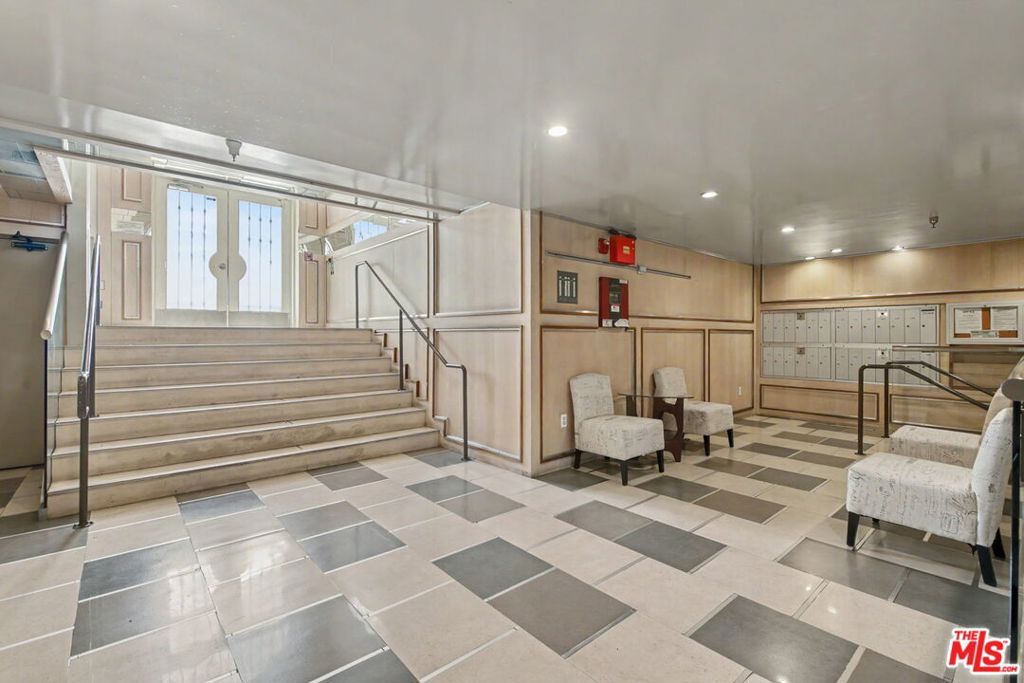 Image 35 of property listing at 1878 Greenfield Avenue PH5, Los Angeles, CA 90025