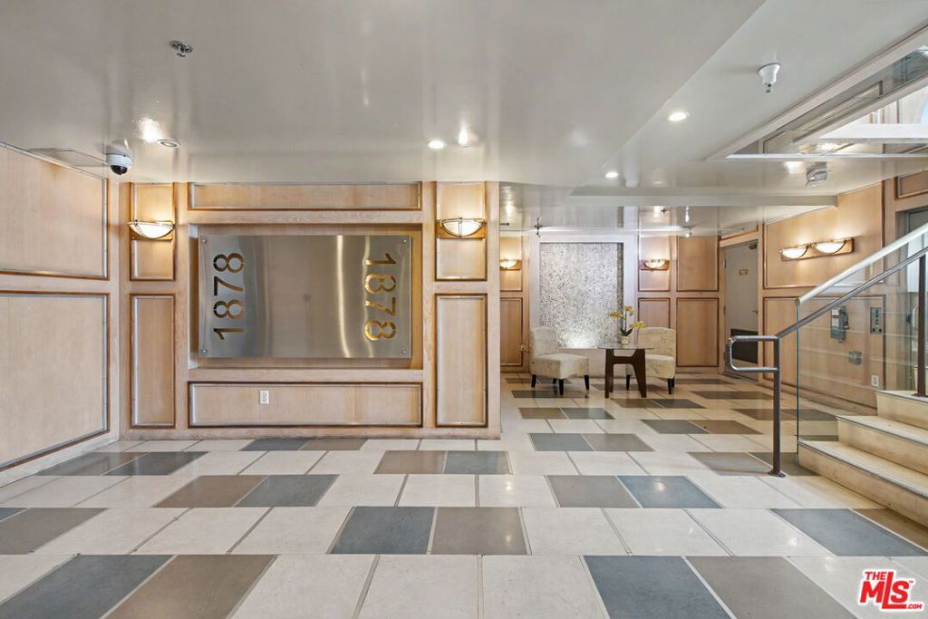 Image 36 of property listing at 1878 Greenfield Avenue PH5, Los Angeles, CA 90025