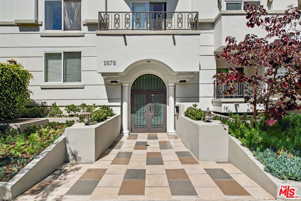 Image 37 of property listing at 1878 Greenfield Avenue PH5, Los Angeles, CA 90025