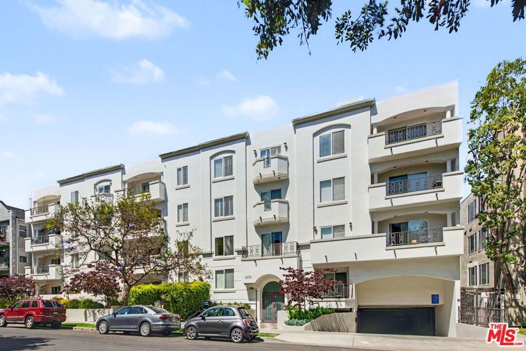 Image 38 of property listing at 1878 Greenfield Avenue PH5, Los Angeles, CA 90025