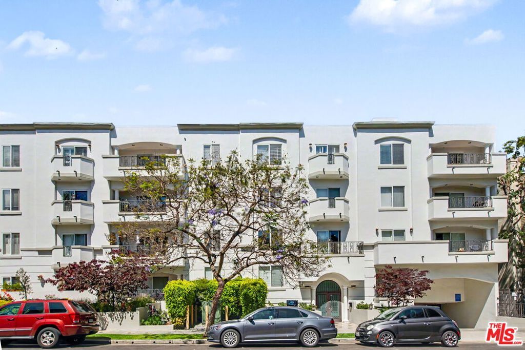 Image 39 of property listing at 1878 Greenfield Avenue PH5, Los Angeles, CA 90025