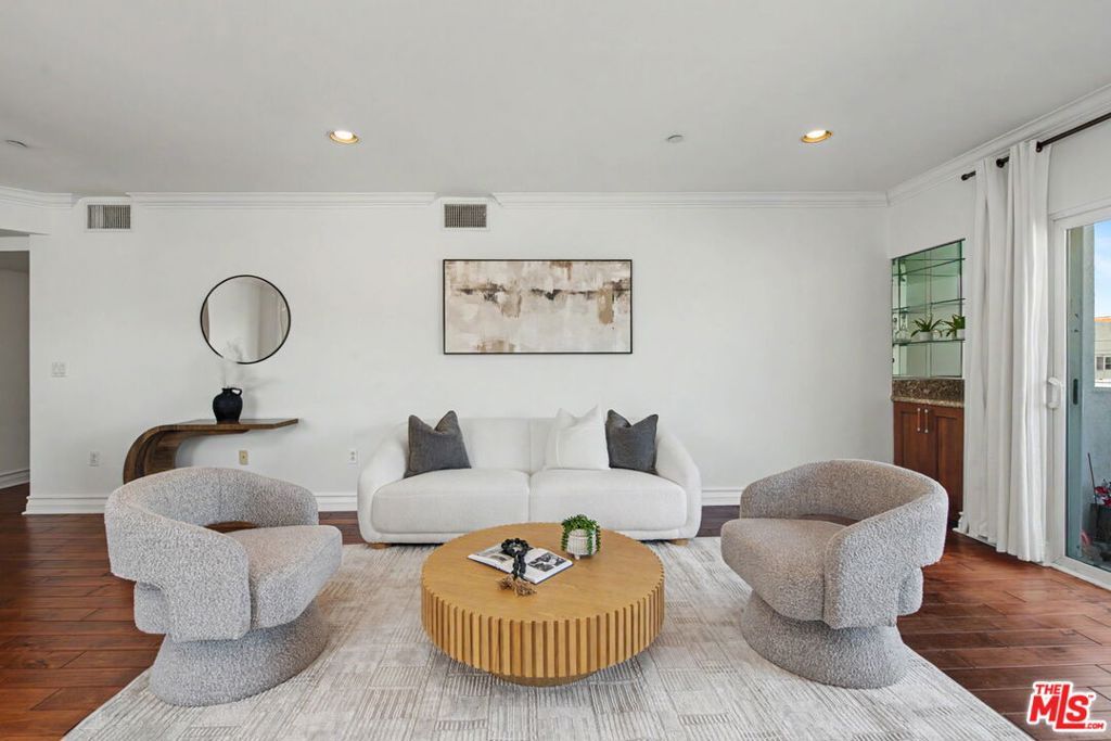Image 5 of property listing at 1878 Greenfield Avenue PH5, Los Angeles, CA 90025