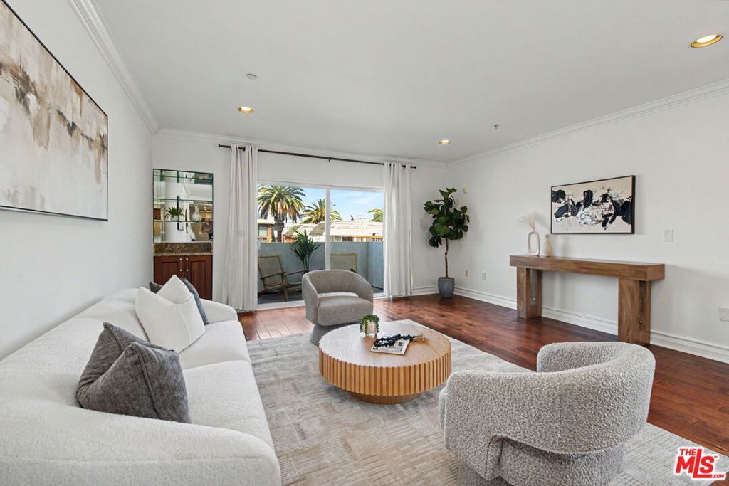 Image 6 of property listing at 1878 Greenfield Avenue PH5, Los Angeles, CA 90025