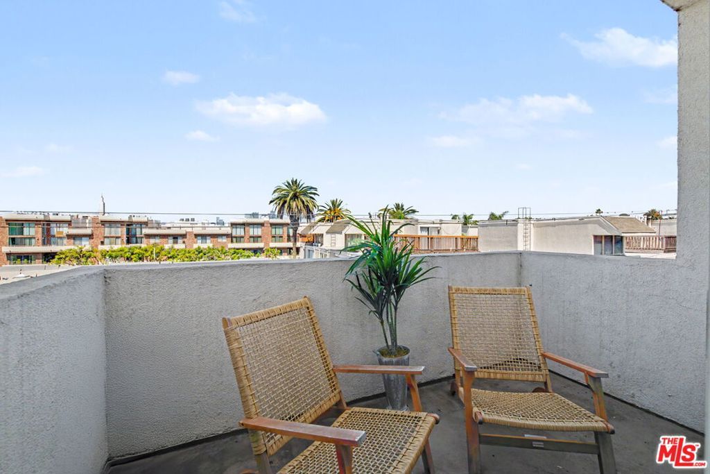 Image 8 of property listing at 1878 Greenfield Avenue PH5, Los Angeles, CA 90025