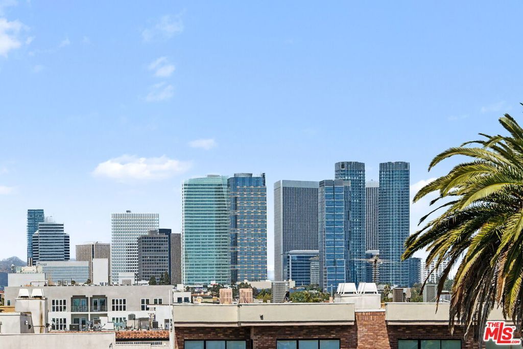Image 9 of property listing at 1878 Greenfield Avenue PH5, Los Angeles, CA 90025