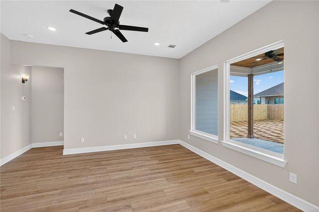 200 Orchard Cove, Snook, TX 77878