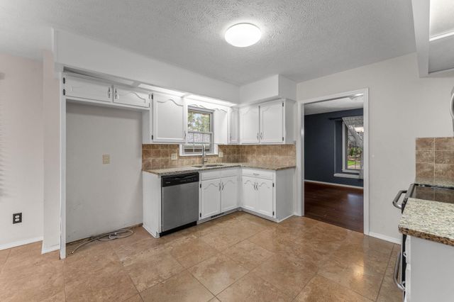 5734 S Hampton Avenue, Springfield, MO 65810